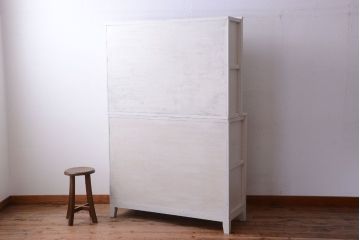 レトロ家具　アンティークペイント　ダイヤガラス・モールガラス入り!レトロな食器棚