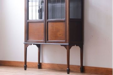 アンティーク家具　イギリスアンティーク　ステンドグラス入り!ウォールナット材製の上品なキャビネット(ガラスケース)