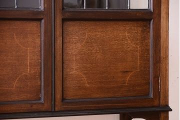 アンティーク家具　イギリスアンティーク　ステンドグラス入り!ウォールナット材製の上品なキャビネット(ガラスケース)