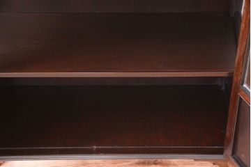 アンティーク家具　イギリスアンティーク　ステンドグラス入り!ウォールナット材製の上品なキャビネット(ガラスケース)