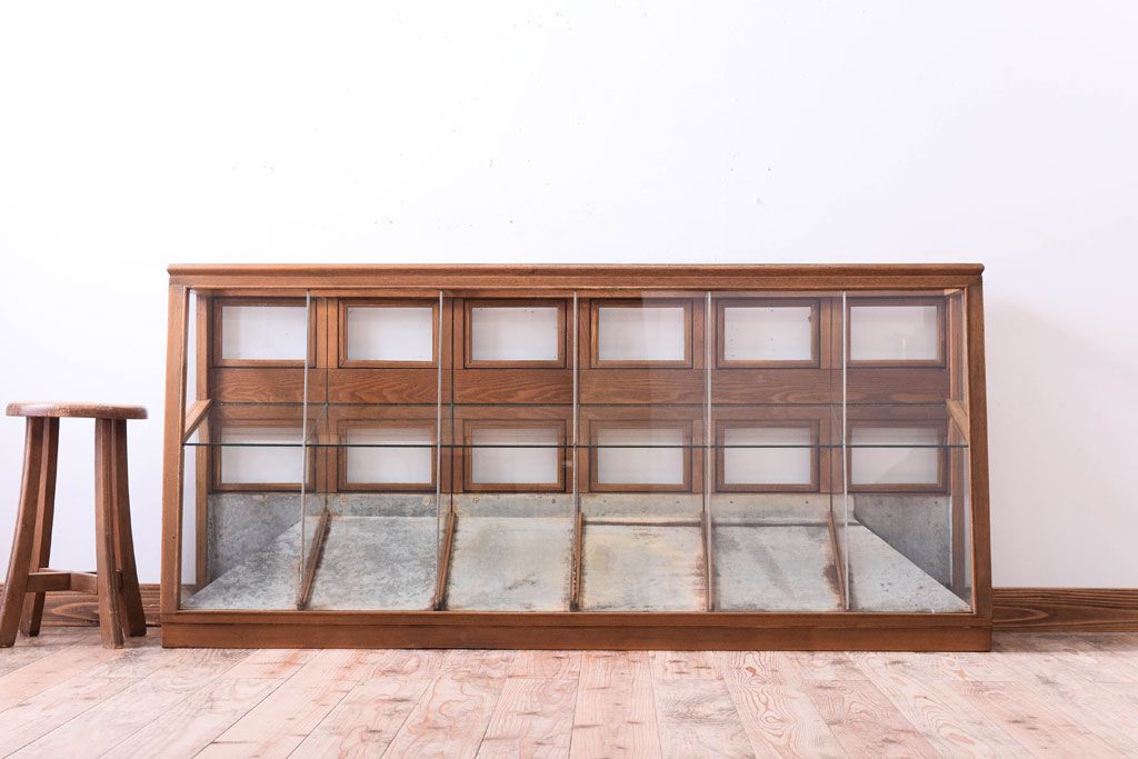 レトロ家具　古い商店の昭和レトロなガラスケース(陳列ケース)
