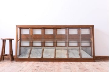 レトロ家具　古い商店の昭和レトロなガラスケース(陳列ケース)