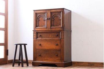 ヴィンテージ家具　イギリスビンテージ　オーク材製　彫刻が美しいサイドキャビネット