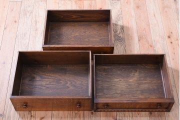 ヴィンテージ家具　イギリスビンテージ　オーク材製　彫刻が美しいサイドキャビネット
