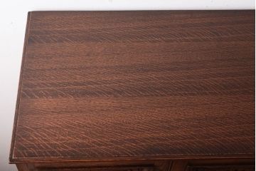 ヴィンテージ家具　イギリスビンテージ　オーク材製　彫刻が美しいサイドキャビネット