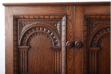 ヴィンテージ家具　イギリスビンテージ　オーク材製　彫刻が美しいサイドキャビネット