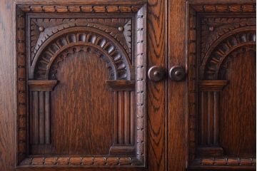 ヴィンテージ家具　イギリスビンテージ　オーク材製　彫刻が美しいサイドキャビネット