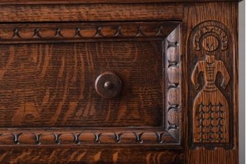 ヴィンテージ家具　イギリスビンテージ　オーク材製　彫刻が美しいサイドキャビネット