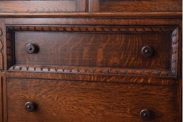 ヴィンテージ家具　イギリスビンテージ　オーク材製　彫刻が美しいサイドキャビネット