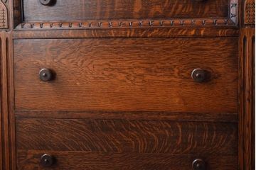 ヴィンテージ家具　イギリスビンテージ　オーク材製　彫刻が美しいサイドキャビネット