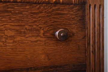 ヴィンテージ家具　イギリスビンテージ　オーク材製　彫刻が美しいサイドキャビネット