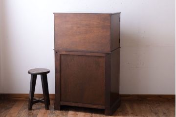 ヴィンテージ家具　イギリスビンテージ　オーク材製　彫刻が美しいサイドキャビネット