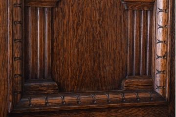 ヴィンテージ家具　イギリスビンテージ　オーク材製　彫刻が美しいサイドキャビネット
