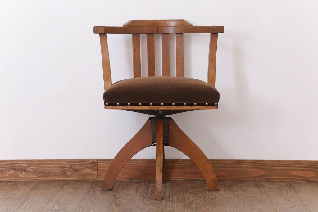 レトロ家具　クッション座面のレトロな背もたれ付き回転イス