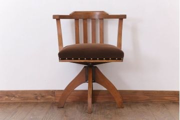 レトロ家具　クッション座面のレトロな背もたれ付き回転イス