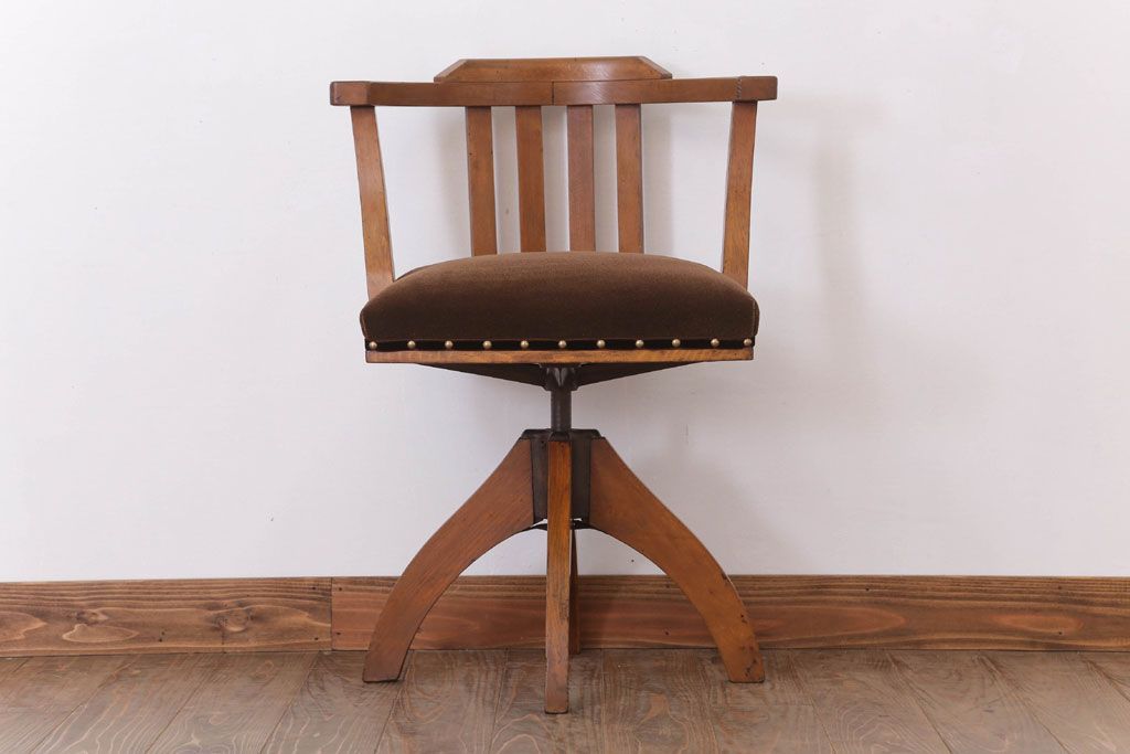 レトロ家具　クッション座面のレトロな背もたれ付き回転イス