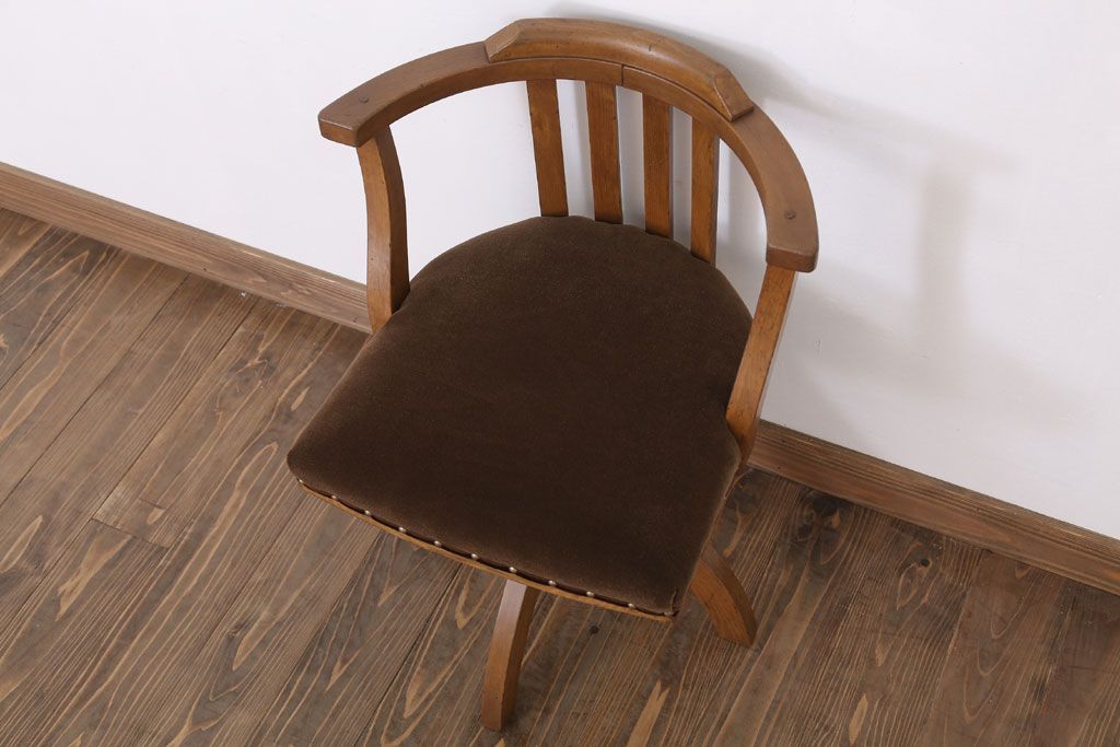 レトロ家具　クッション座面のレトロな背もたれ付き回転イス