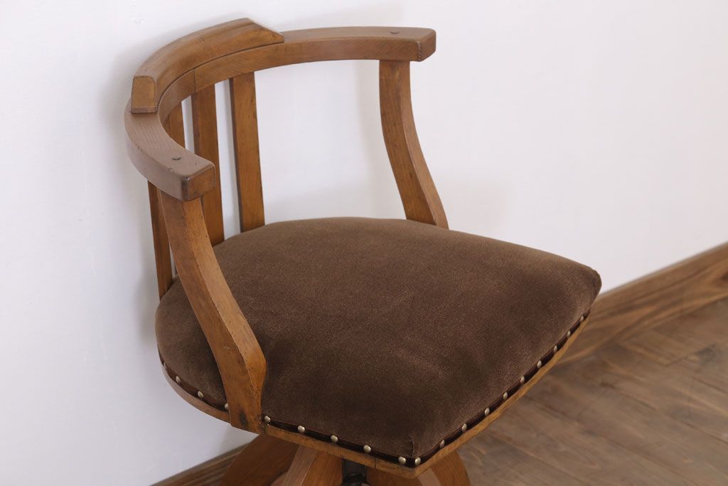 レトロ家具　クッション座面のレトロな背もたれ付き回転イス