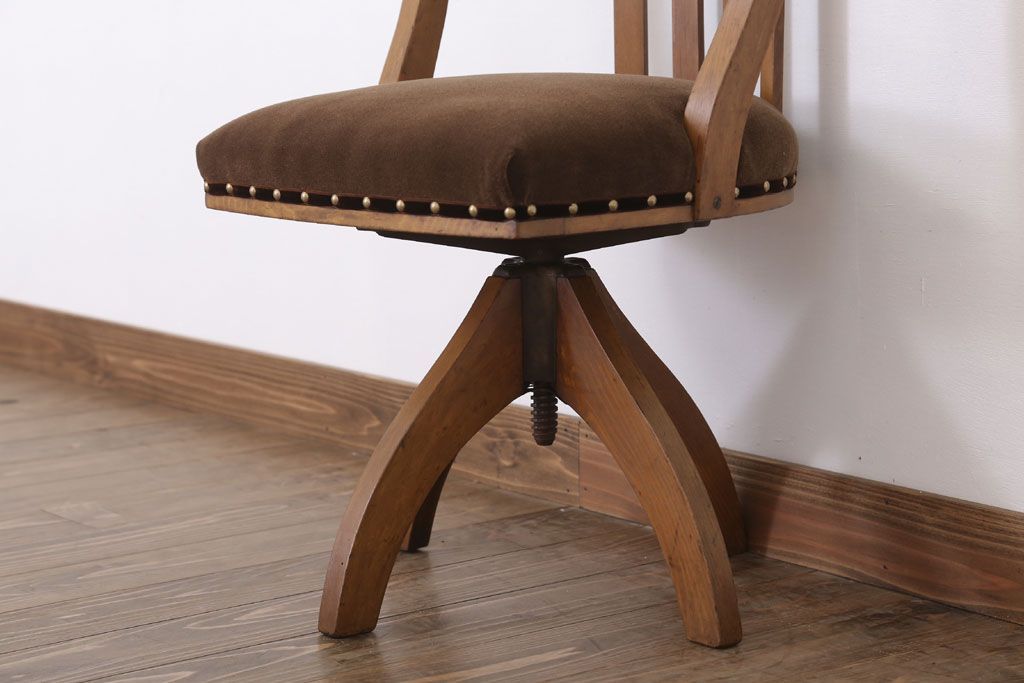 レトロ家具　クッション座面のレトロな背もたれ付き回転イス