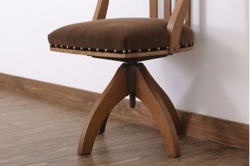 レトロ家具　クッション座面のレトロな背もたれ付き回転イス