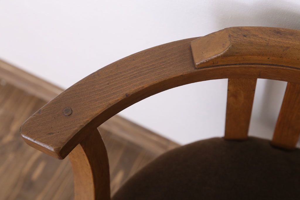 レトロ家具　クッション座面のレトロな背もたれ付き回転イス