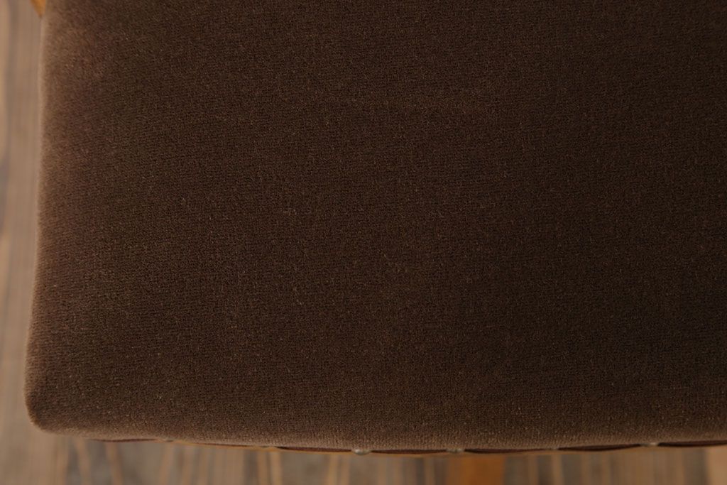 レトロ家具　クッション座面のレトロな背もたれ付き回転イス