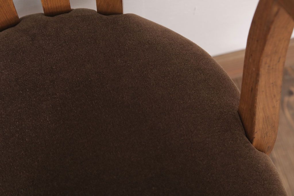 レトロ家具　クッション座面のレトロな背もたれ付き回転イス