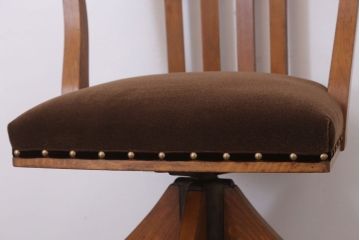 レトロ家具　クッション座面のレトロな背もたれ付き回転イス