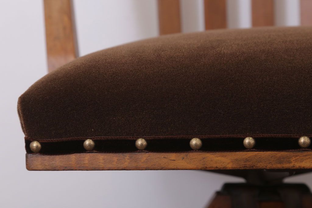 レトロ家具　クッション座面のレトロな背もたれ付き回転イス