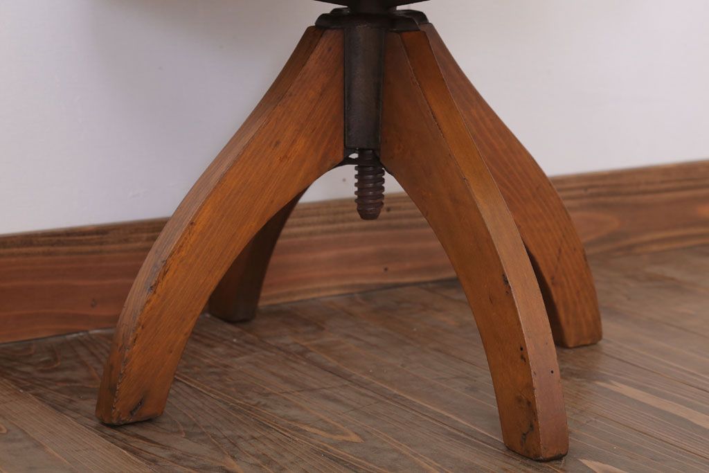 レトロ家具　クッション座面のレトロな背もたれ付き回転イス