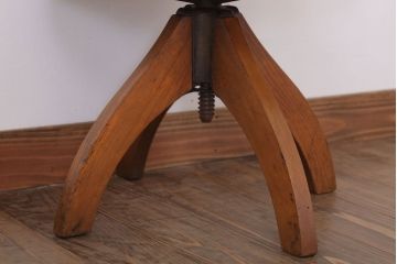 レトロ家具　クッション座面のレトロな背もたれ付き回転イス