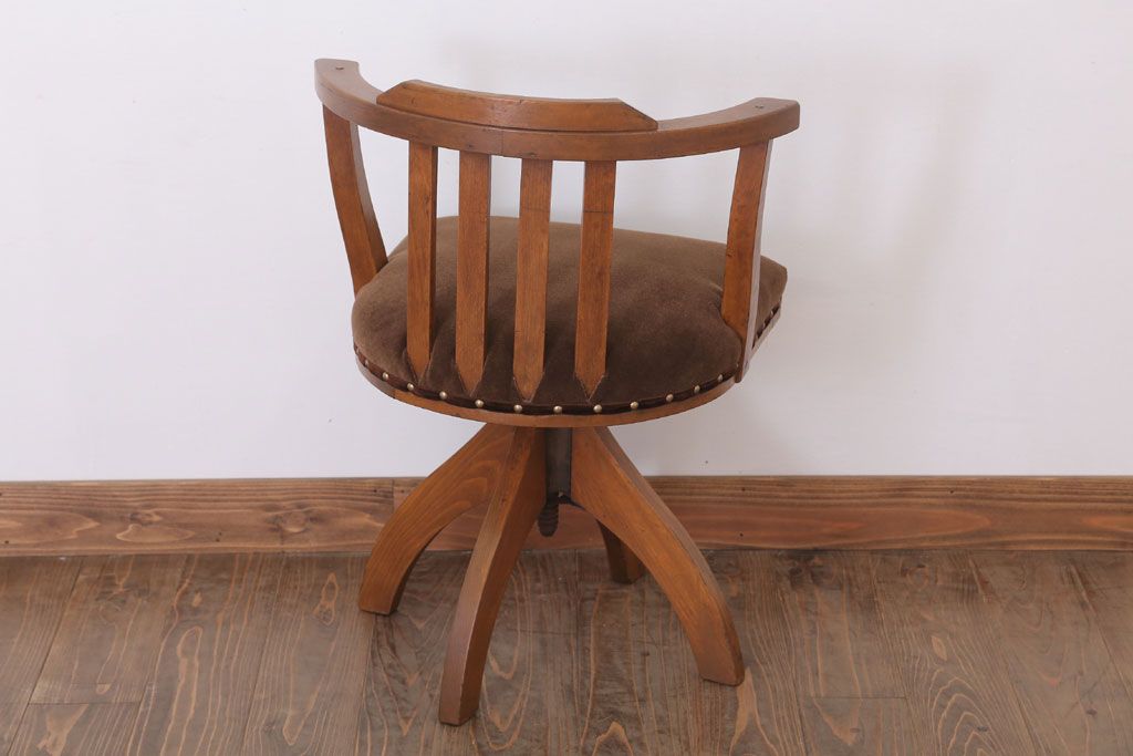 レトロ家具　クッション座面のレトロな背もたれ付き回転イス