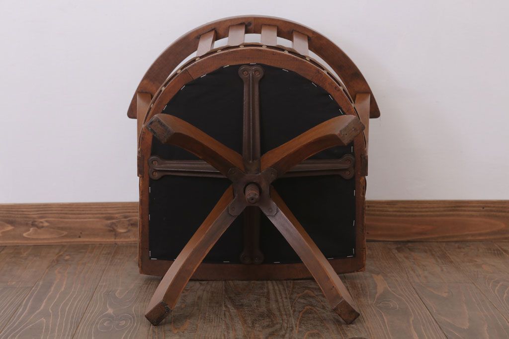 レトロ家具　クッション座面のレトロな背もたれ付き回転イス