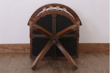 レトロ家具　クッション座面のレトロな背もたれ付き回転イス