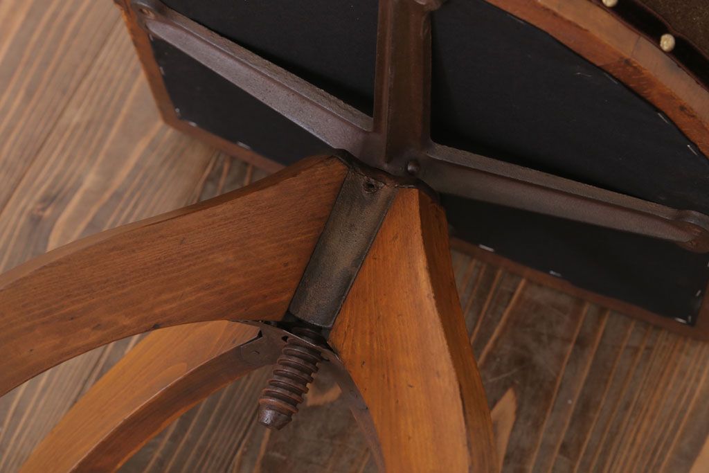 レトロ家具　クッション座面のレトロな背もたれ付き回転イス