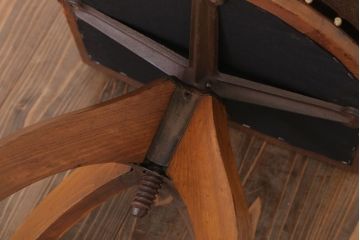 レトロ家具　クッション座面のレトロな背もたれ付き回転イス