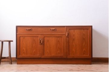 ヴィンテージ家具　G-PLAN 北欧ビンテージ　チーク材のサイドボード(収納棚)