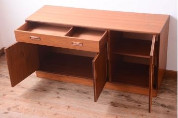 ヴィンテージ家具　G-PLAN 北欧ビンテージ　チーク材のサイドボード(収納棚)