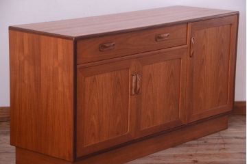 ヴィンテージ家具　G-PLAN 北欧ビンテージ　チーク材のサイドボード(収納棚)