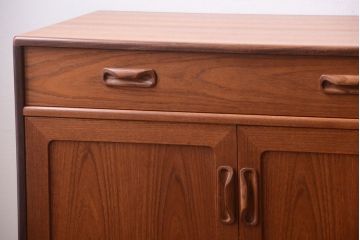 ヴィンテージ家具　G-PLAN 北欧ビンテージ　チーク材のサイドボード(収納棚)