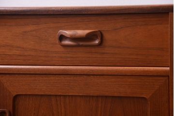 ヴィンテージ家具　G-PLAN 北欧ビンテージ　チーク材のサイドボード(収納棚)