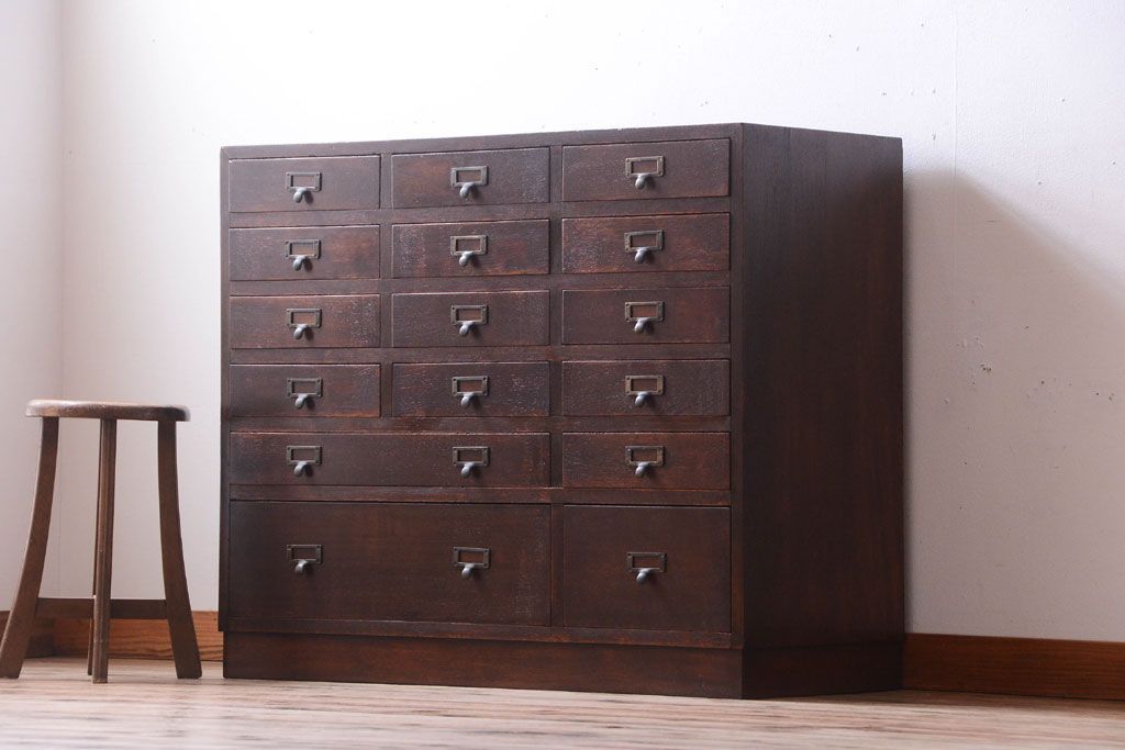 アンティーク家具　ネームプレート取っ手!三方ナラ材のアンティークチェスト(小引き出し)