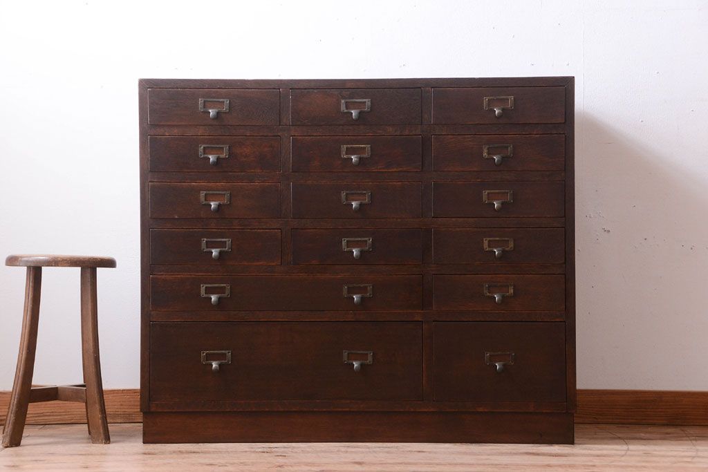 アンティーク家具　ネームプレート取っ手!三方ナラ材のアンティークチェスト(小引き出し)