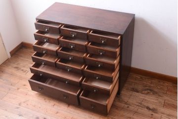 アンティーク家具　ネームプレート取っ手!三方ナラ材のアンティークチェスト(小引き出し)