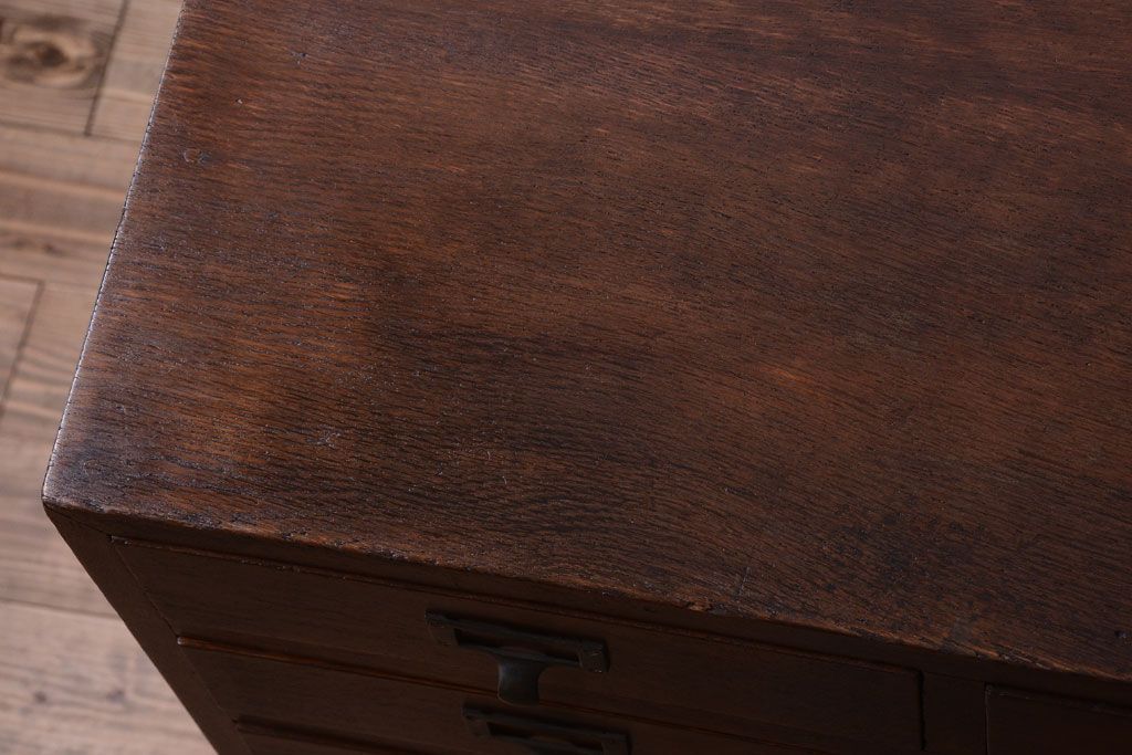 アンティーク家具　ネームプレート取っ手!三方ナラ材のアンティークチェスト(小引き出し)