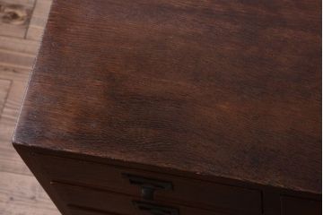 アンティーク家具　ネームプレート取っ手!三方ナラ材のアンティークチェスト(小引き出し)
