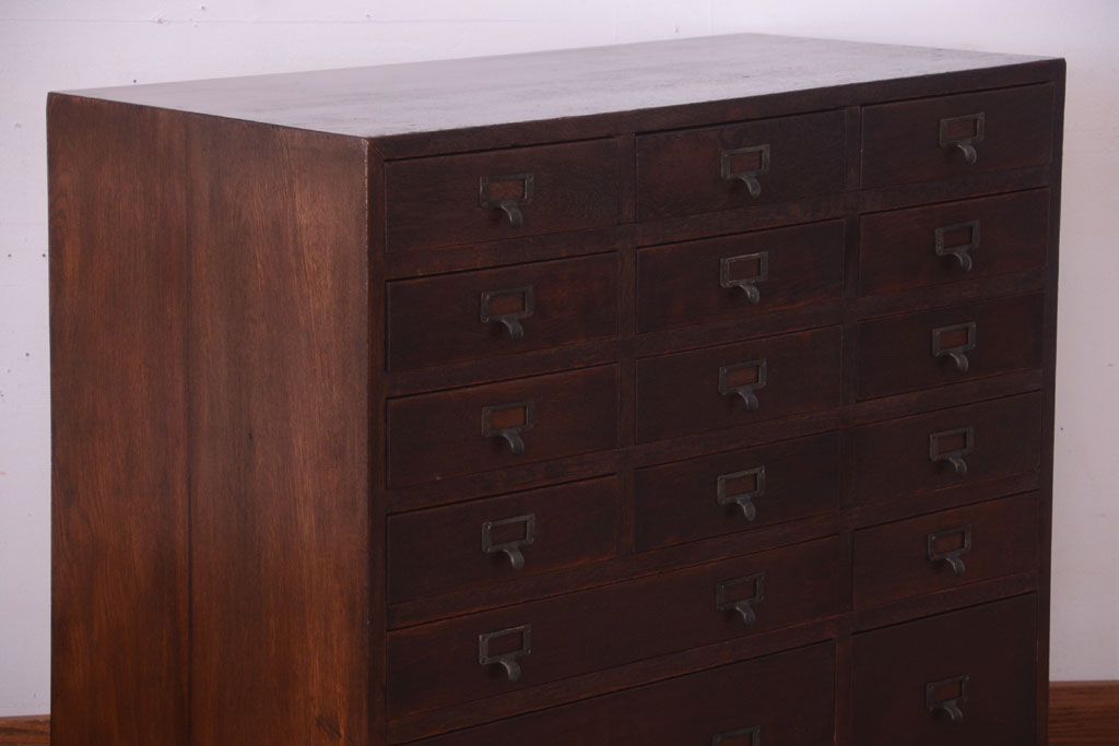 アンティーク家具　ネームプレート取っ手!三方ナラ材のアンティークチェスト(小引き出し)