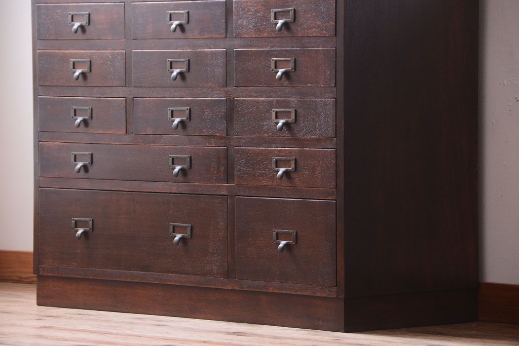 アンティーク家具　ネームプレート取っ手!三方ナラ材のアンティークチェスト(小引き出し)