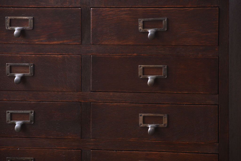 アンティーク家具　ネームプレート取っ手!三方ナラ材のアンティークチェスト(小引き出し)