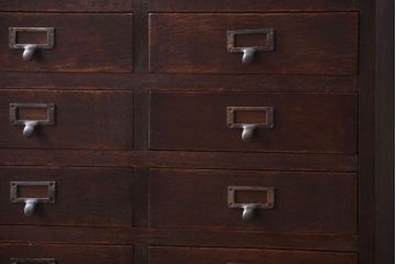 アンティーク家具　ネームプレート取っ手!三方ナラ材のアンティークチェスト(小引き出し)